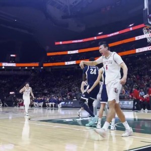 黄种人也能飞！淡厚然接队友高抛 隔扣对手打成2+1点燃全场